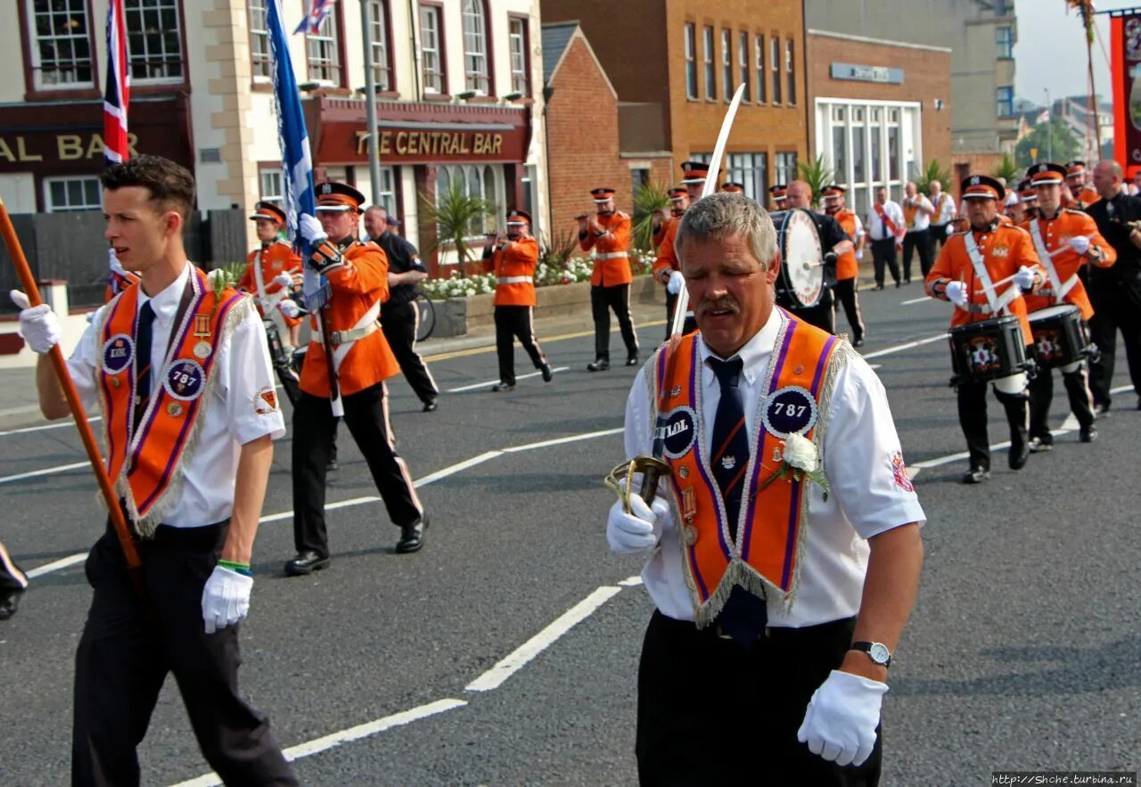 День оранжистов. Марш оранжистов. Марш оранжистов в белфасте. День оранжистов в северной ирландии. Марш оранжистов ирландия.