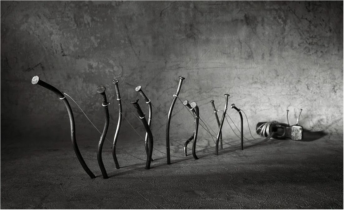 Польский художник павел кучинский картины. Девушка уставшая от жизни. Одинокий стул. Креативные картинки. Работа без смысла.