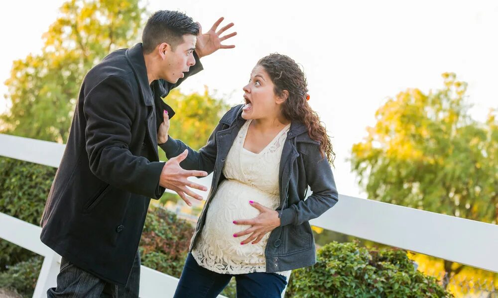 Беременная женщина рожает. Сонник беременность во сне. Парень бьющий беременную женщину. К чему снится бить беременную. Беременность во сне.