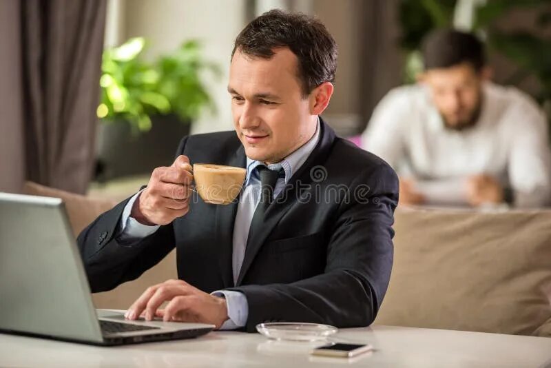 Два бизнесмена в ресторане. Бизнесмен в кафе. Мужчина пьет кофе. Бизнесмен в кафе. Бизнесмен пьет кофе.
