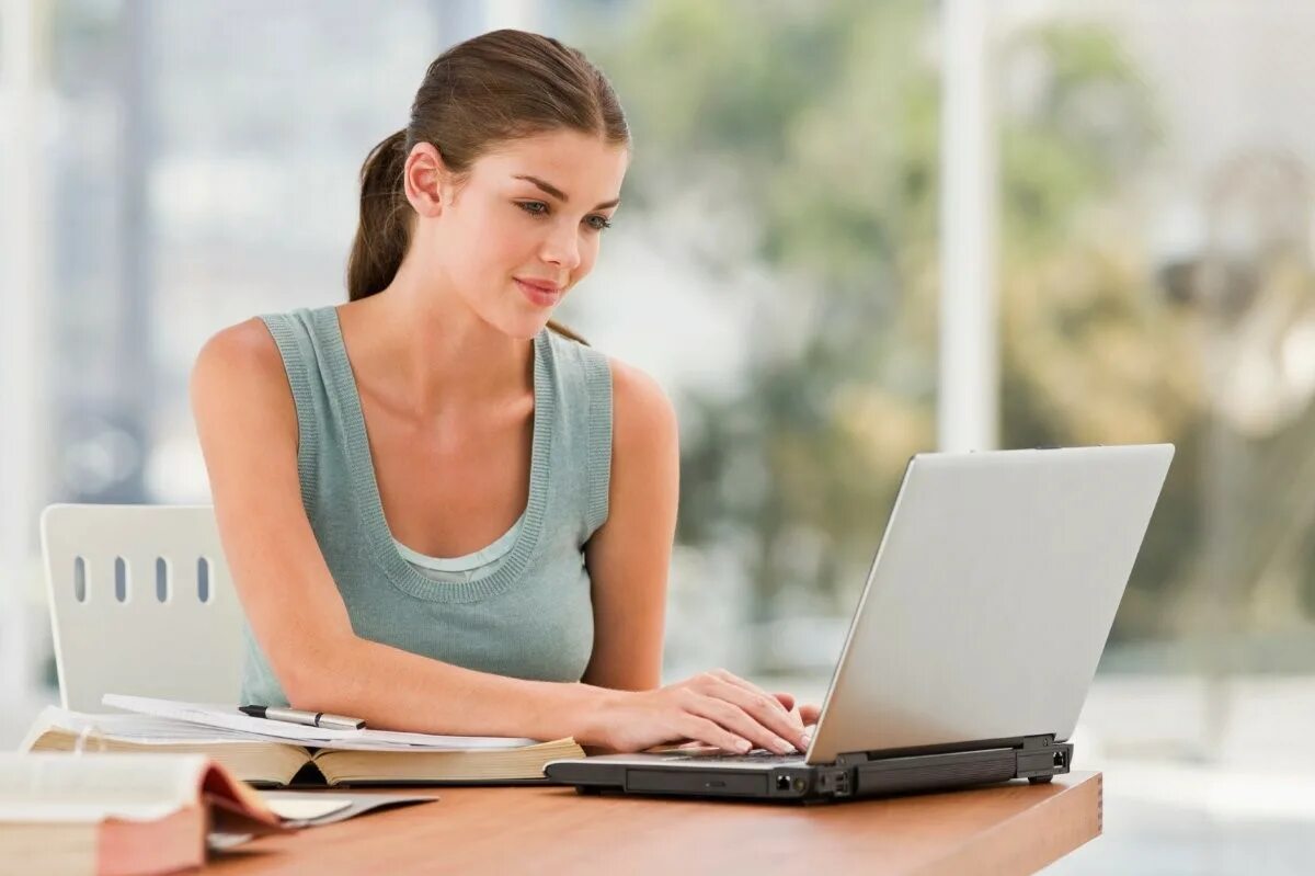 Интернет можно рассматривать. Красивая девушка за компьютером. Женщина с ноутбуком. Женщина за ноутбуком. Девушка ноутбук работа.