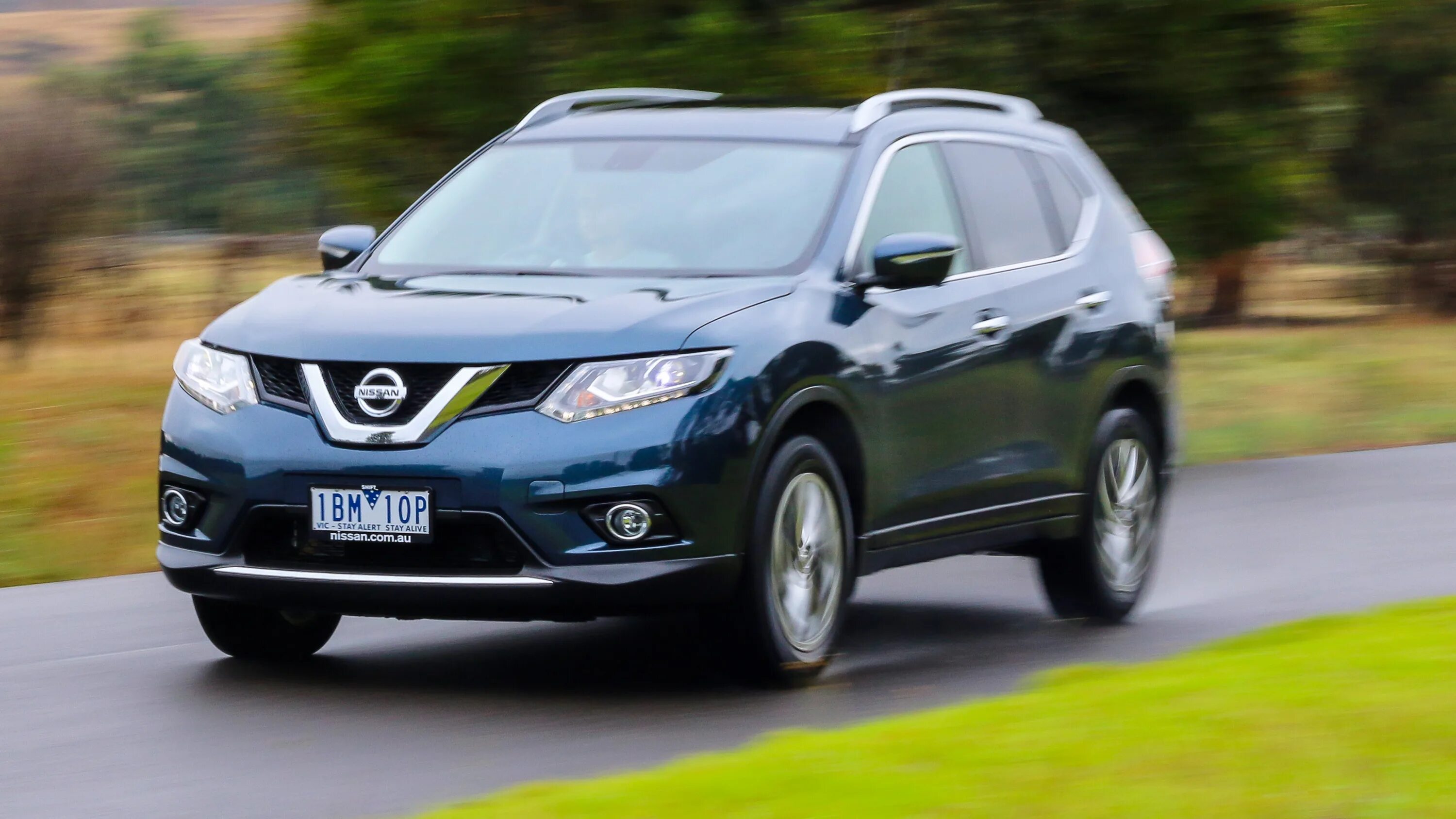 Сравнение х трейл. Nissan x-Trail 2021 зеленый. Nissan x-Trail t32 зеленый. Nissan x-Trail Green 2017. Nissan x Trail 2017 зеленый.