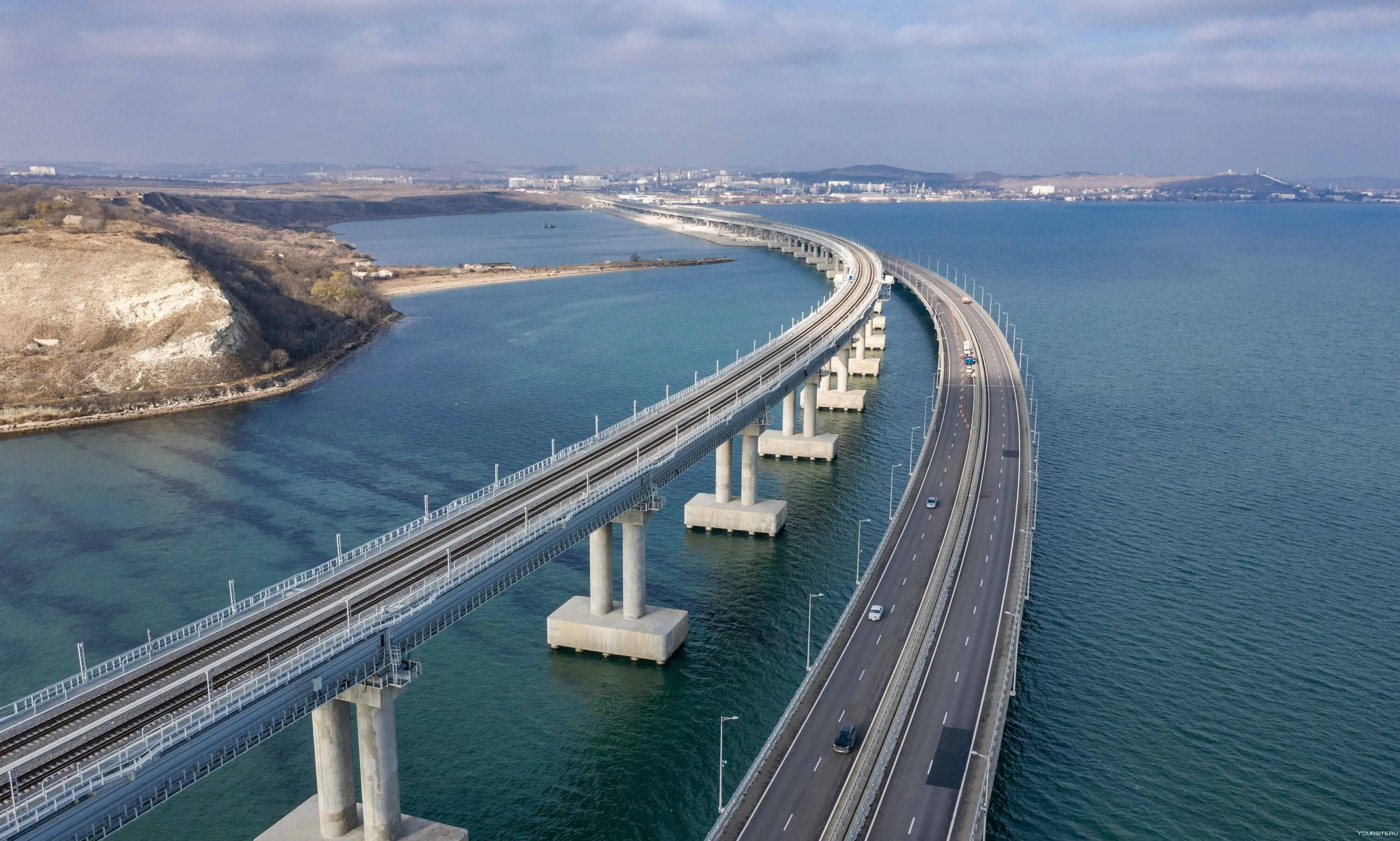 Мост через Керченский пролив. Крымский мост Керченский пролив. Крымский мост сбоку. Керчь Керченский пролив мост. Крымский мост место