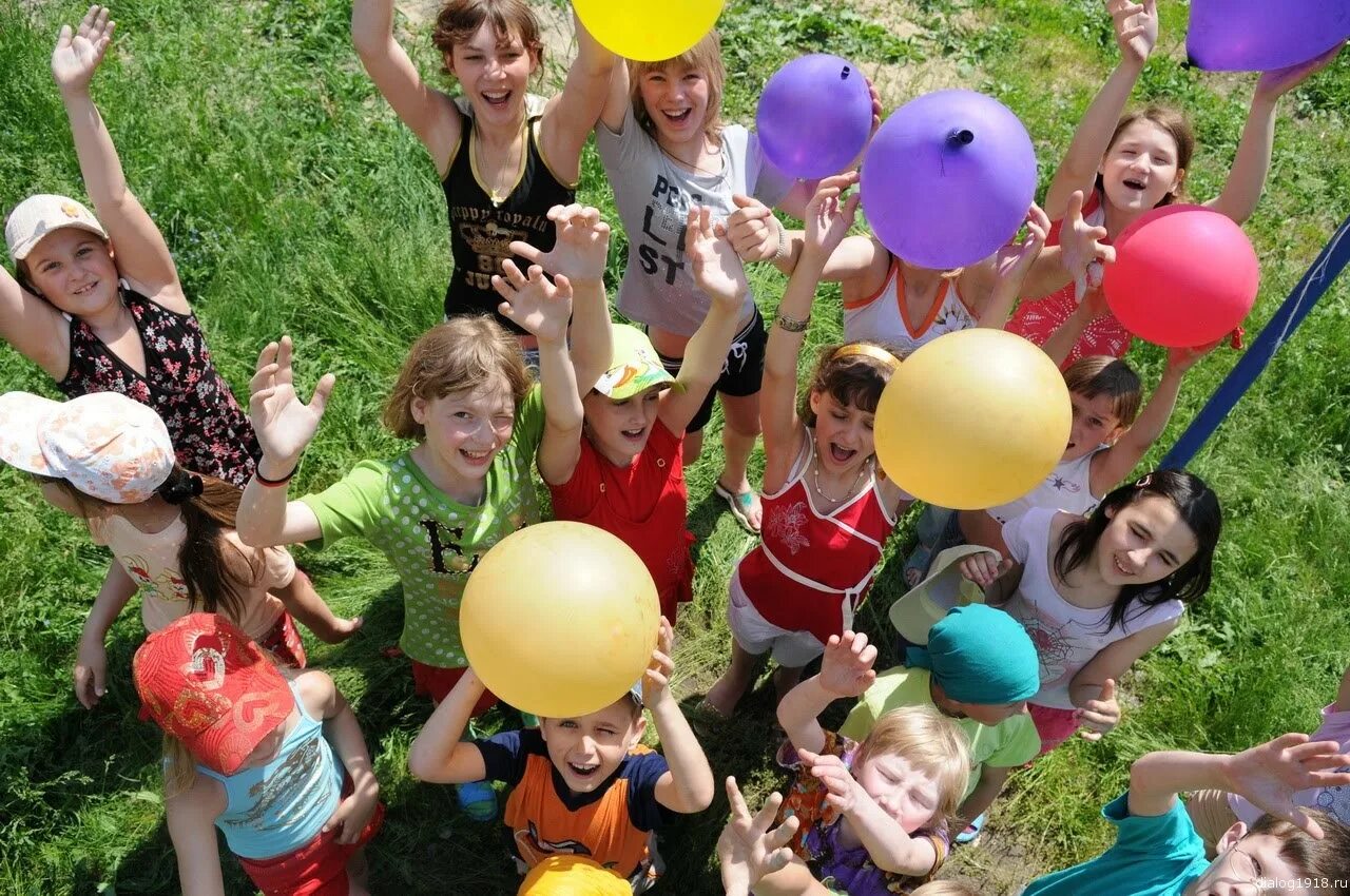Организовано мероприятие для детей. Праздник для детей на улице. Детский лагерь праздник. Летние развлечения. День защиты детей празднование.