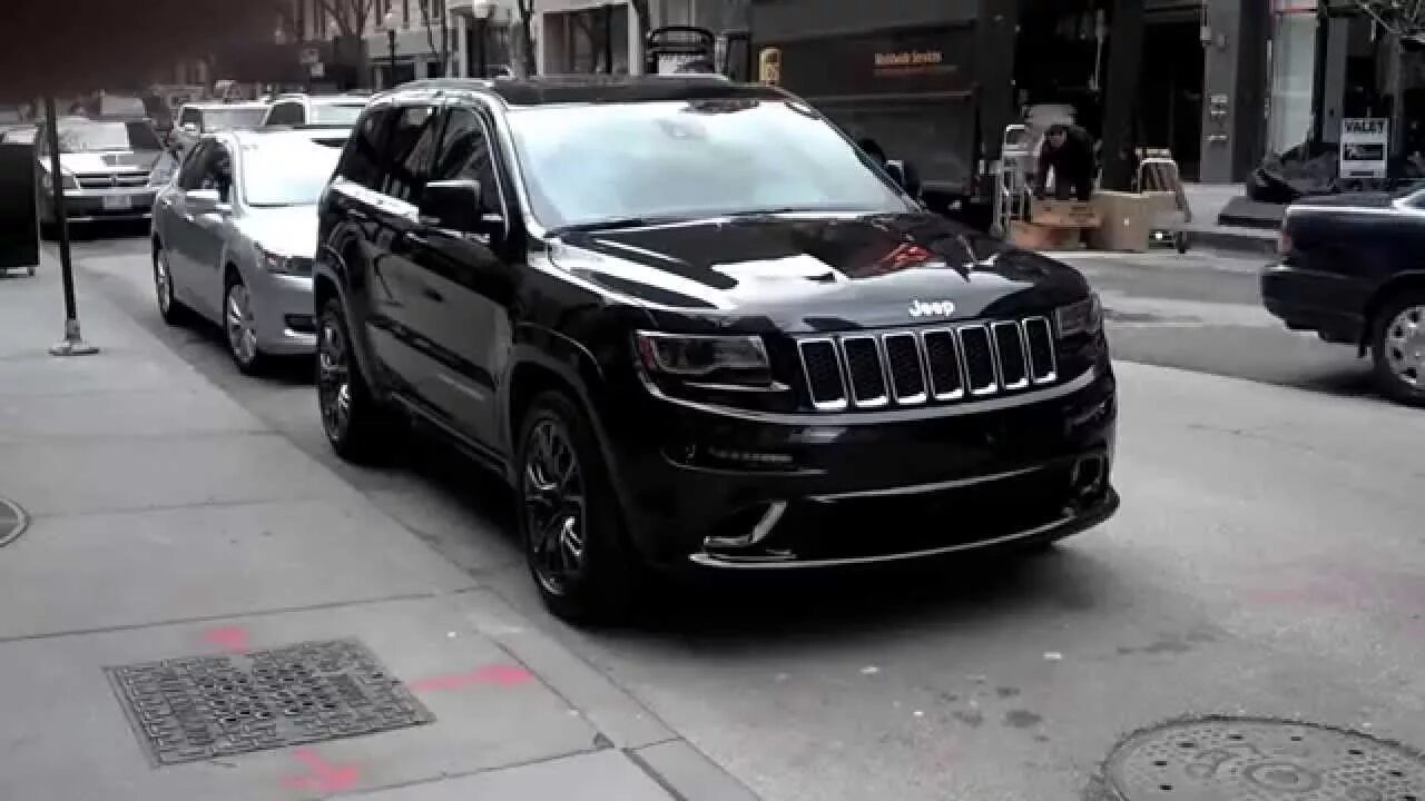 Песня черный джип. Jeep Grand Cherokee Str 2014 черный. Jeep Grand Cherokee srt 2014. Grand Cherokee 2014 черный. Srt8 wk2 в темноте.