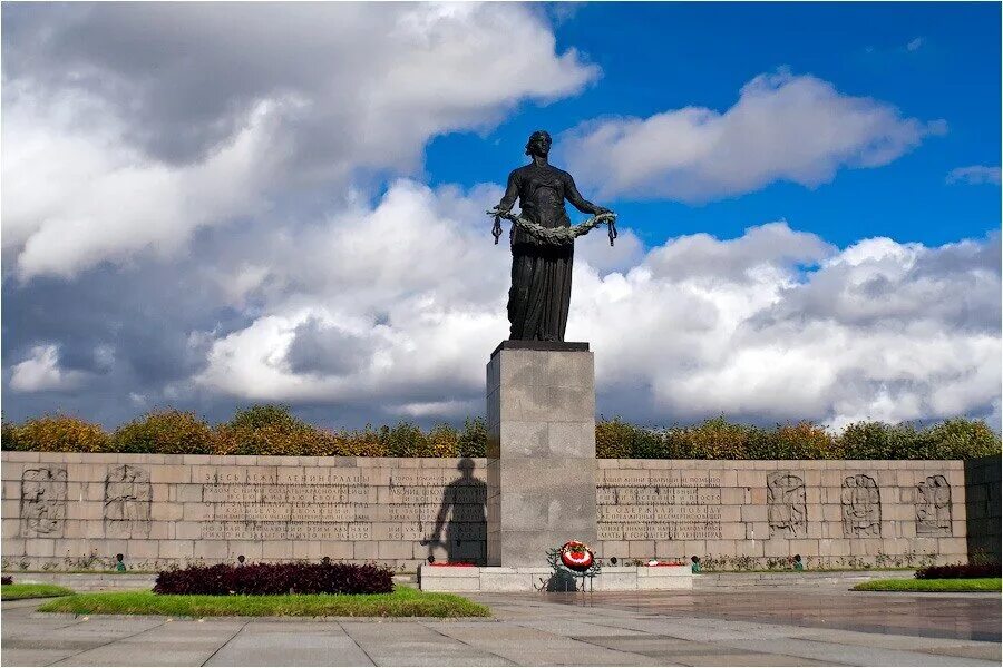 памятник героям защитникам ленинграда пискаревское кладбище. памятник на пискаревском кладбище. монумент родина мать на пискаревском кладбище. мемориал на пискаревском кладбище в петербурге. монумент родины-матери пискаревское кладбище крупно.