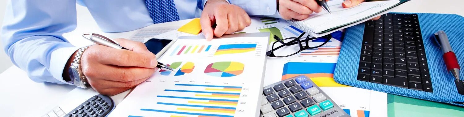 Бизнес для начинающих статьи. Отчетность через интернет. Бухгалтер заполняет документы. Подача отчетов. Электронный вид.