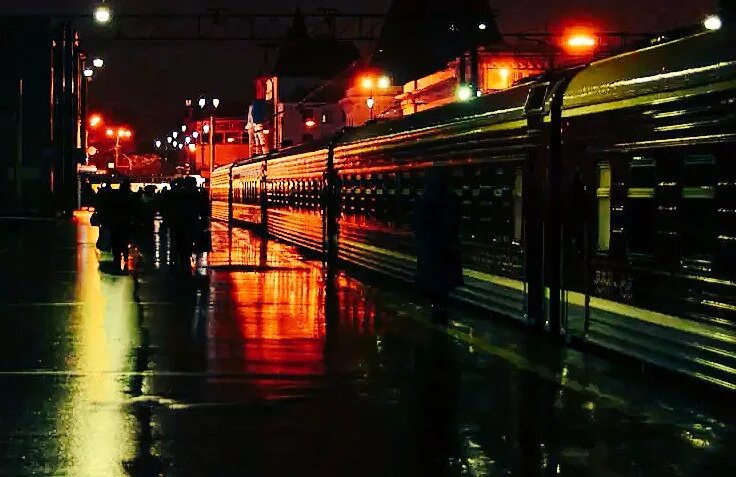 Перрон ночью. Поезд ночь дождь. Поезд на вокзале дождь. Уходящий поезд. Ночная железная дорога.