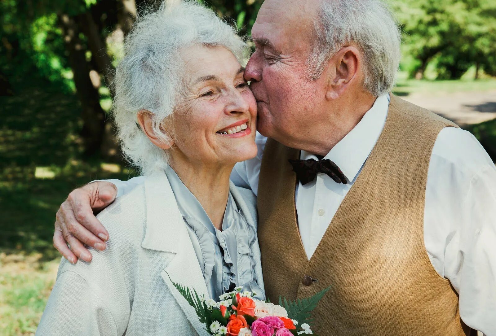 Пожилая пара юбилей свадьбы. Свадьба в 50 летнем возрасте. Фото юбилей свадьбы дедушки и бабушки. Фото 60 лет свадьбы бабушки и дедушки.