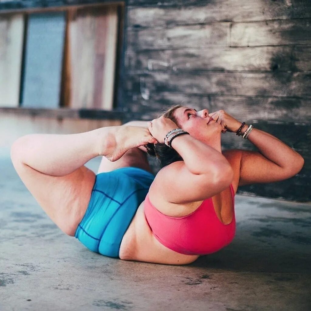 Связанная толстуха. Dana Falsetti Yoga. Dana Falsetti в купальнике.