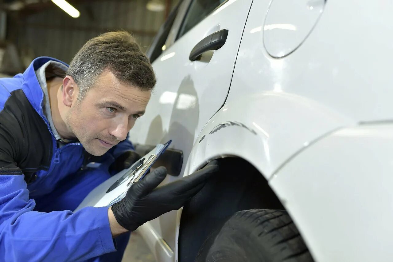 Осмотр машины. Внешний осмотр автомобиля. Контроль кузова автомобиля. Оценщик автомобилей.