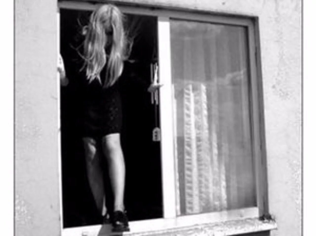 девушка вышла в окно. женщина в окне. девушка вышла в окно. женщина грустит. девушка вышла в окно.