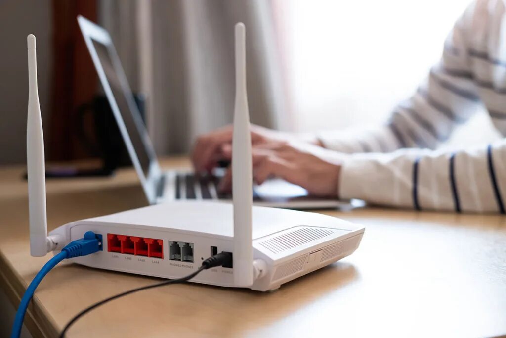 Какой должен быть роутер. Роутер интернет wi-fi. домашний интернет. домашний роутер. роутер на столе.