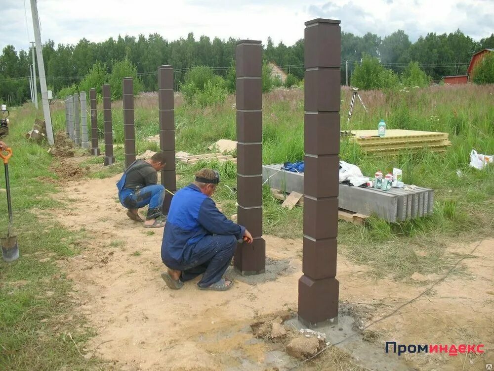 Собран столбы. Столб ТИСЭ для забора. Забутовка столбов для забора. Бетонирование столбов для забора м300. Бетонные столбы для забора.