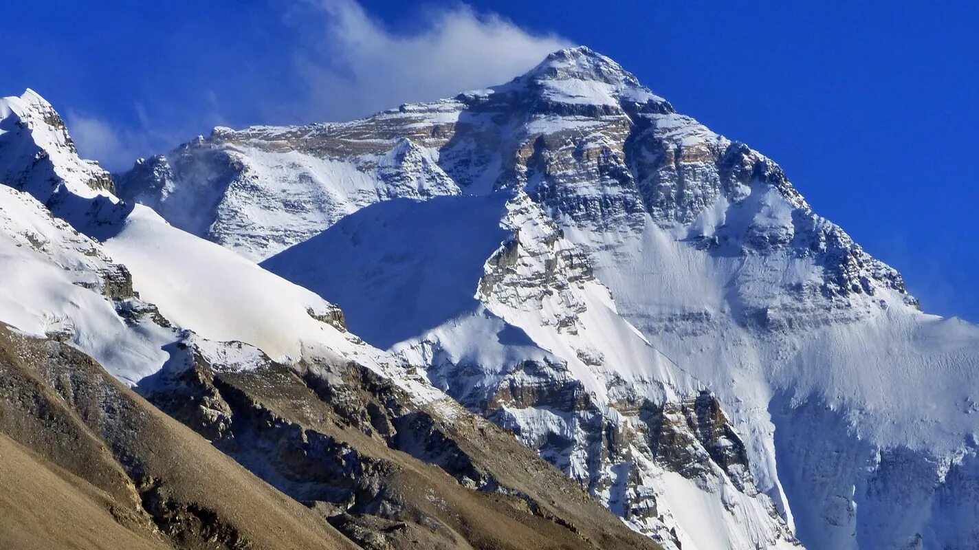 Где находится самая высокая гора эверест. Гора Эверест (Джомолунгма). Гималаи. Тибет вершина Эверест. Непал Эверест. Ледники Джомолунгмы.