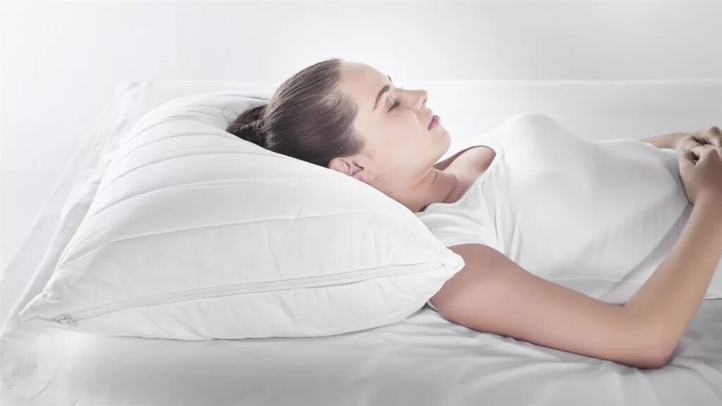 Спать на низкой подушке. Подушка сон. Спать на высокой подушке. Высокая подушка для сна.