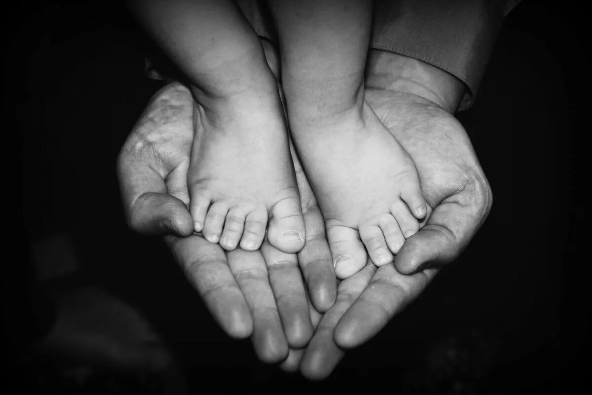 отец держит сына за руку. руки отца. папина рука. детские руки. рука отца и сына.