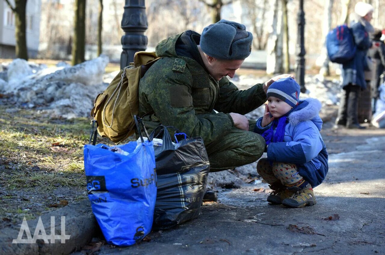 Солдат с ребенком. Военный с ребенком. Днр мирные жители