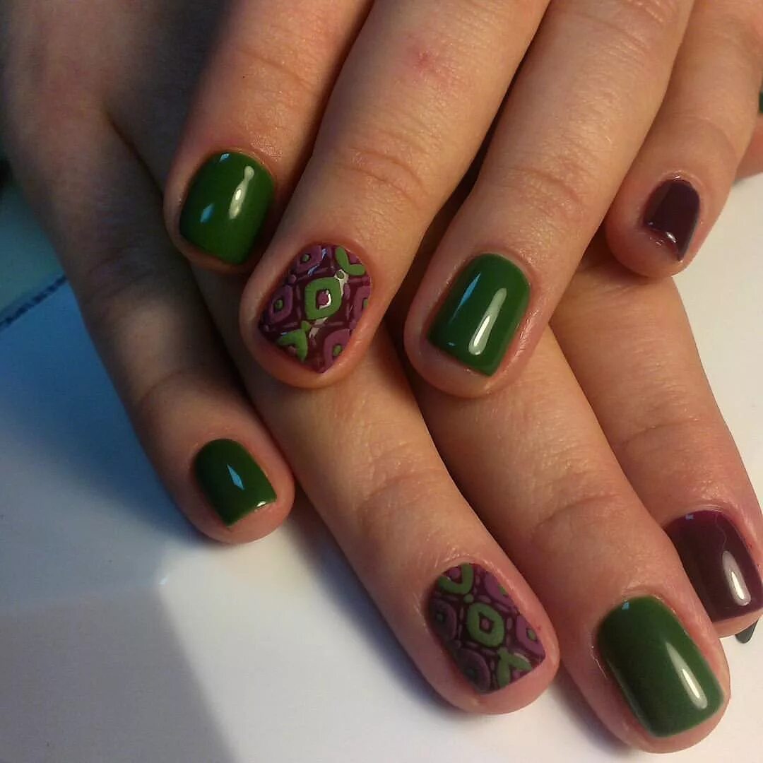 Маникюр коричневый с зеленым. Маникюр на короткие ногти зеленый с коричневым. Маникюр коричневый с зеленым. Зелено коричневый маникюр. Маникюр коричневый и фисташковый.