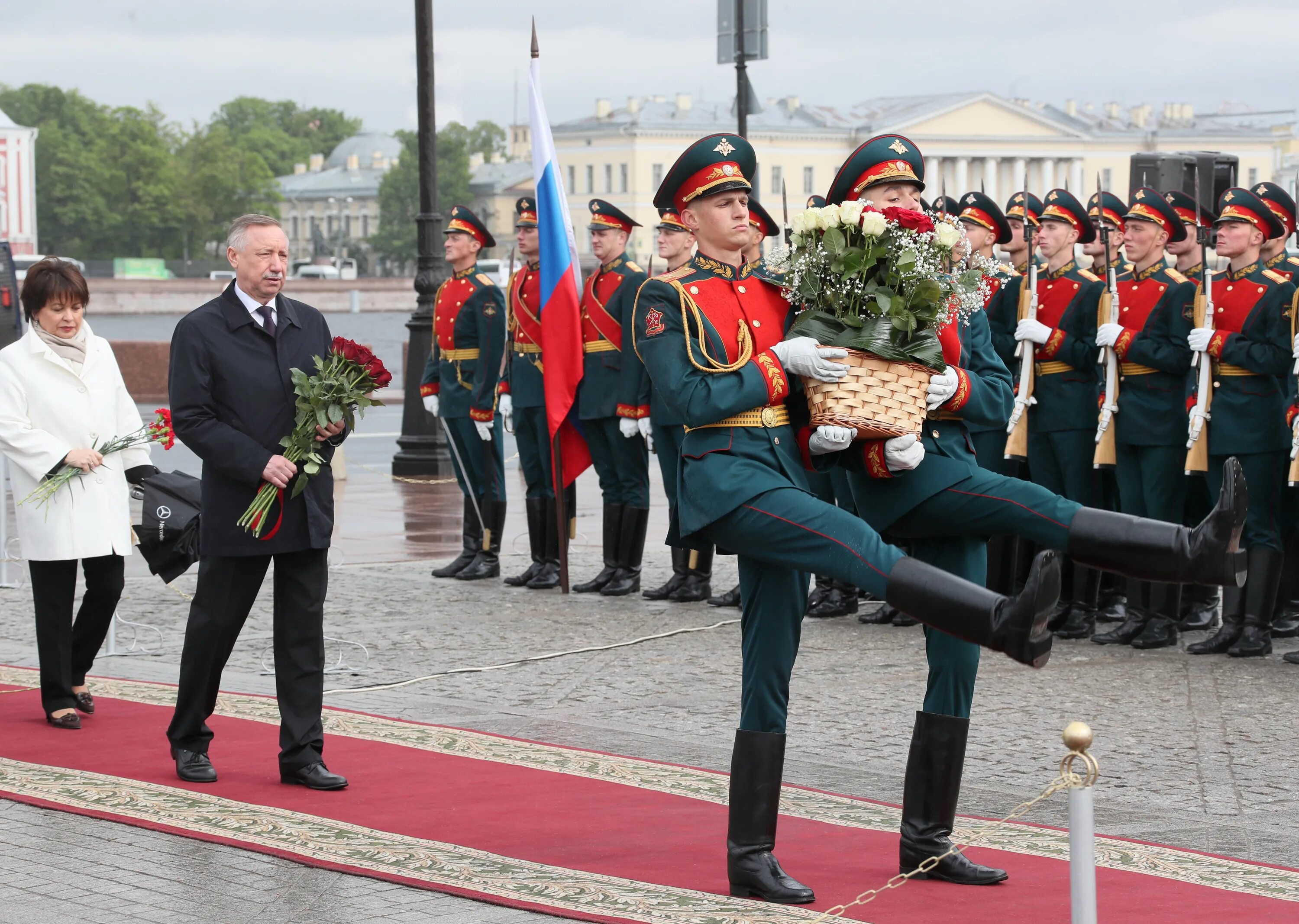 27 мая 2015. Возложение цветов у медного всадника в санкт-петербурге. возложение цветов сенатская площадь 27 мая. рота почётного караула в санкт-петербурге. почетный караул зво.