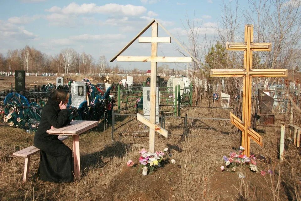 Кладбище. Родительское кладбище. Родительский день на кладбище. Кладбище в России.