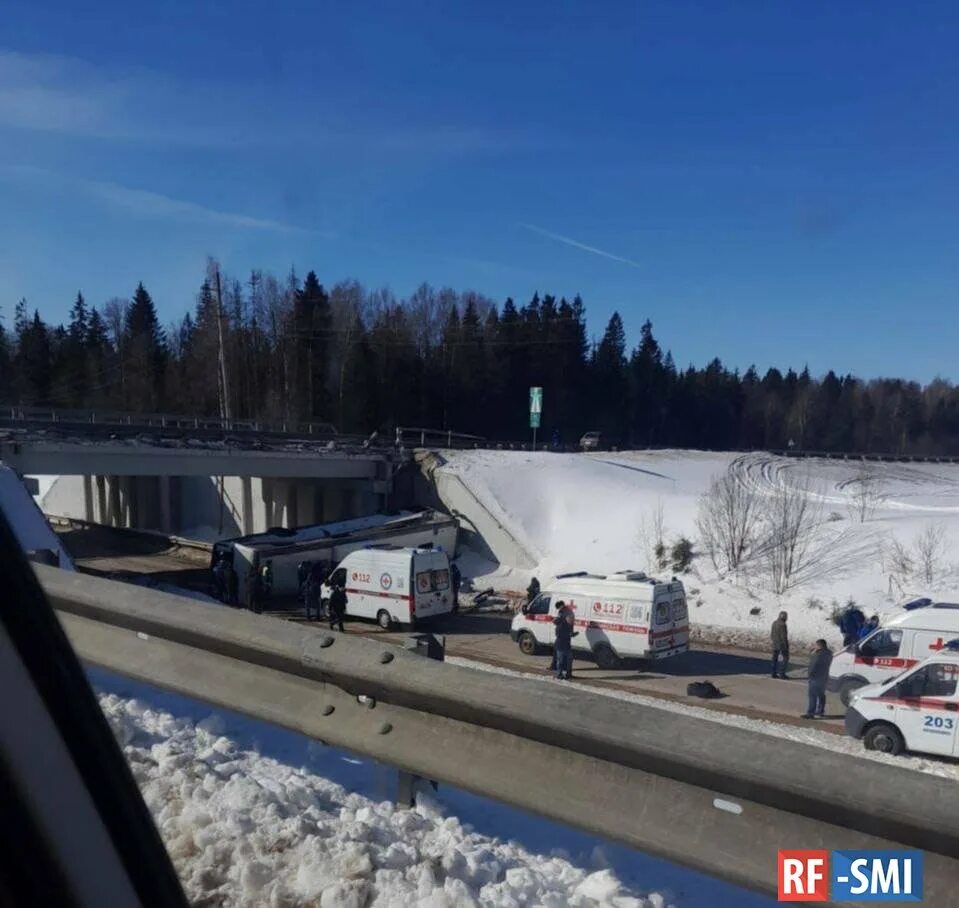 Что творится в подмосковье. Трасса м9 Балтия. Автобус Новорижское шоссе упал с моста.