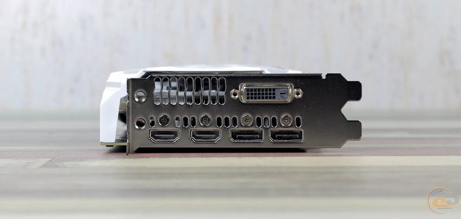 Displayport 1.4 x2 hdmi 2.0 x2