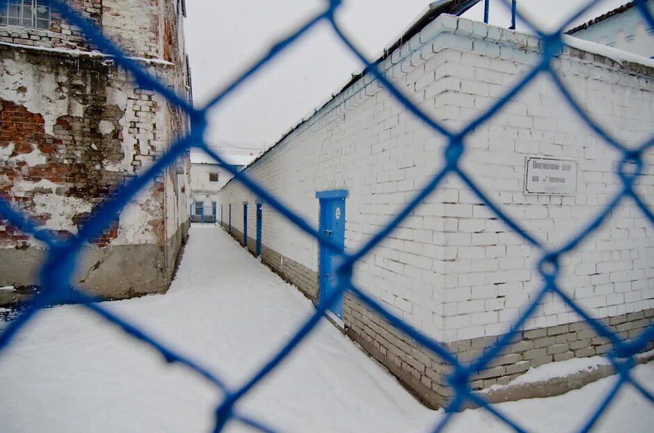 Закрыть на два оборота. Закрой замок на два оборота сизо. сизо 1 казань территория. сизо 1 казань год основания. япеева 16 казань сизо.