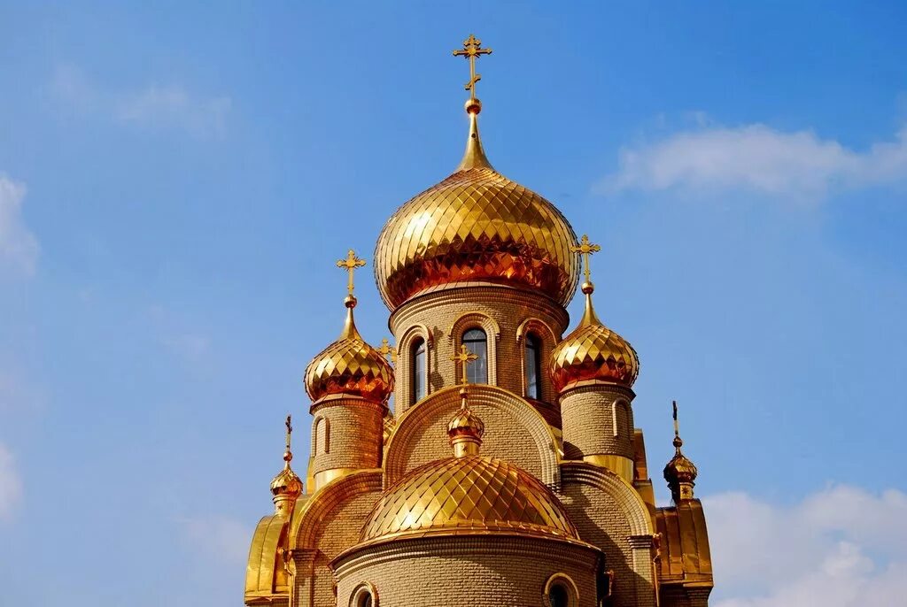 золотая церковь. фото золотых храмов. маковки церквей. храм девять куполов. золотые купола богоявленского монастыря.