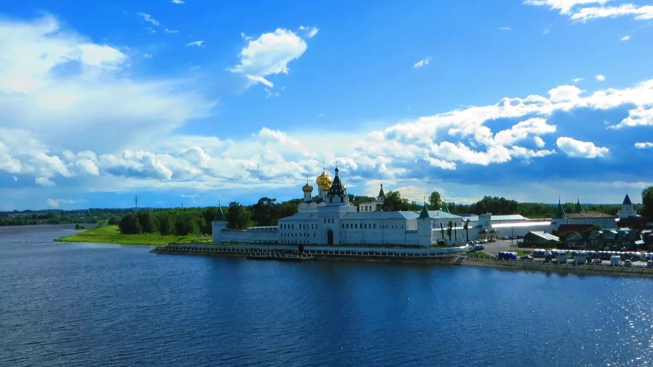 Река Волга в Костроме. Река Волга в городе Кострома. Кострома берег Волги. Ипатьевский монастырь панорама рек. Костромет кострома