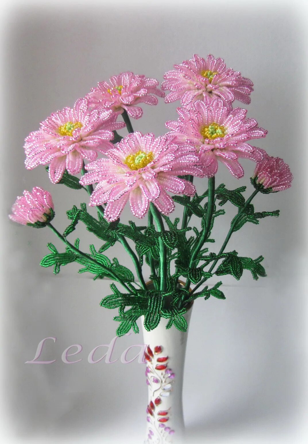 Бисерные хризантемы плетение. Хризантема из бисера. Хризантема вегейл бисера. Хризантема вегейл бисера. Бисерные хризантемы.