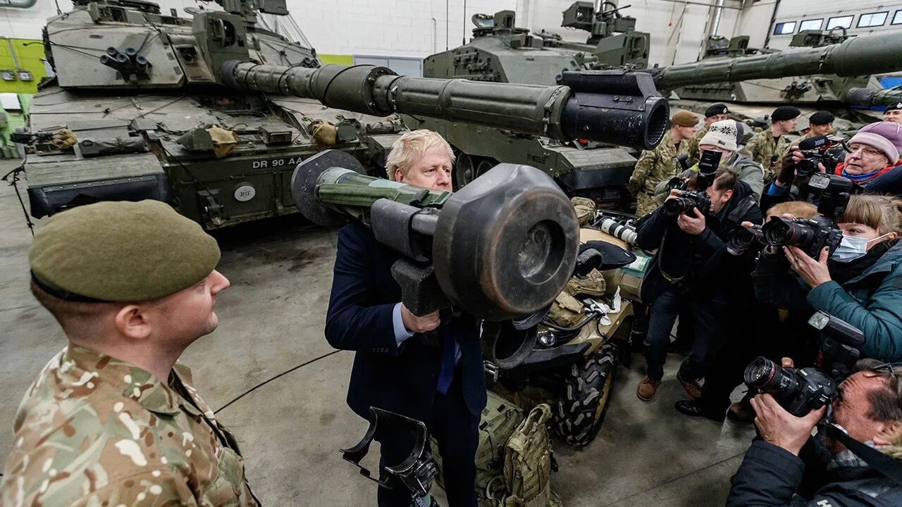 Нато не поможет. Nlaw и Javelin. Джавелин оружие на Украине. Поставки вооружения на Украину. Поставки оружия на Украину.