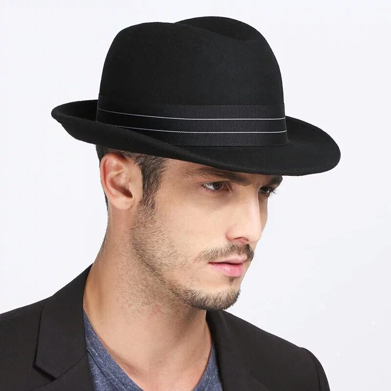 котелок дерби шляпа. модные мужские головные уборы. шляпа в клетку мужская. шляпа федора мужская широкополая. кепка мужская fedora.