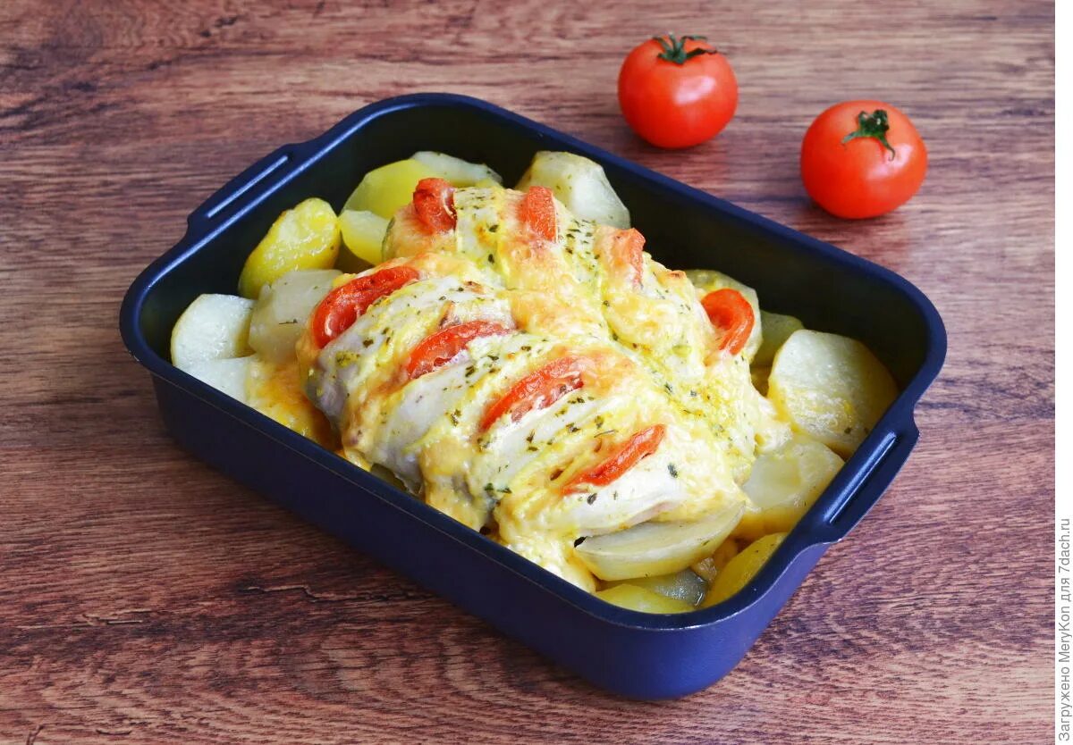 Куриная грудка с картофелем в духовке. Картошка запеченная с салом в духовке. Картошка с грудинкой в духовке. Куриная грудка с картошкой в духовке. Картофель с грудкой в духовке.