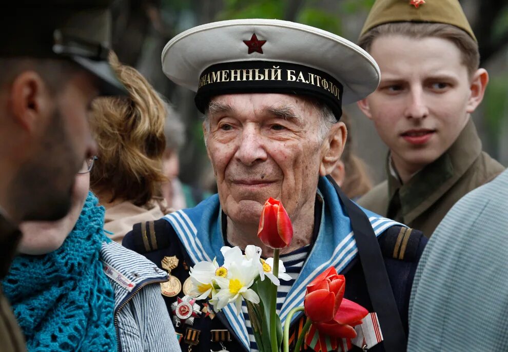 Памяти ветеранам великой отечественной. С днем Победы. Ветеран и солдат. Фронтовики Великой Отечественной войны. Военные ветераны.