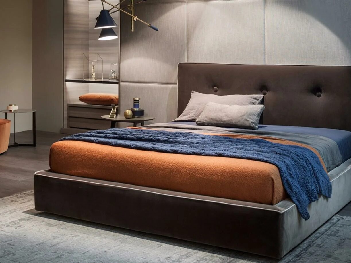 Выбор кроватей в москве. Низкая деревянная кровать. Кровать двуспальная кинг сайз. Выбор кроватей в москве. Кровати в спальню двуспальные.