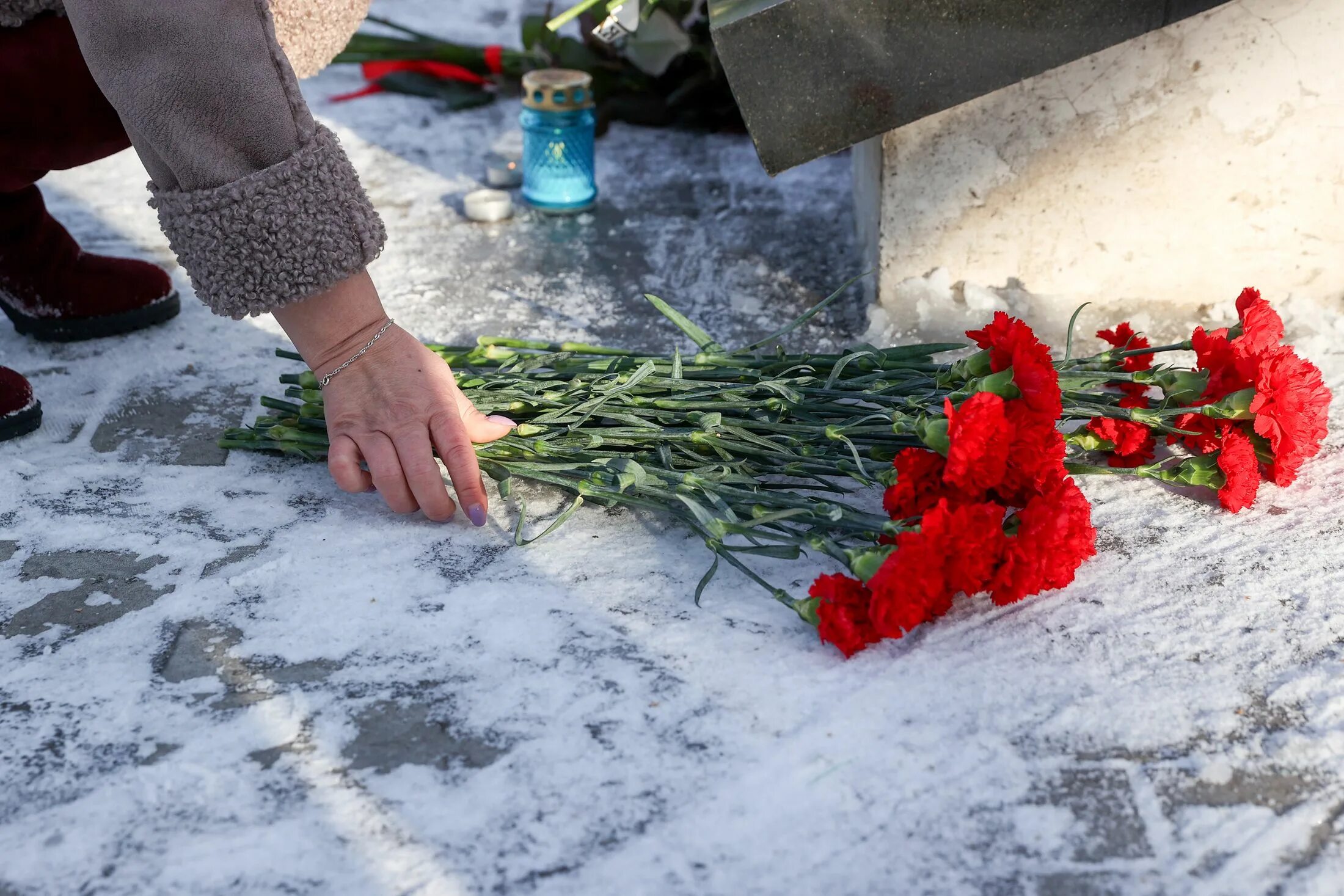 Пикник соболезнования. Возложение цветов зима. Возложения цветов у памятника шахтерам Кузбасс Листвяжная. Цветы к памятнику погибшем при ДТП. Возложение цветов в честь погибших в зимней вишни.