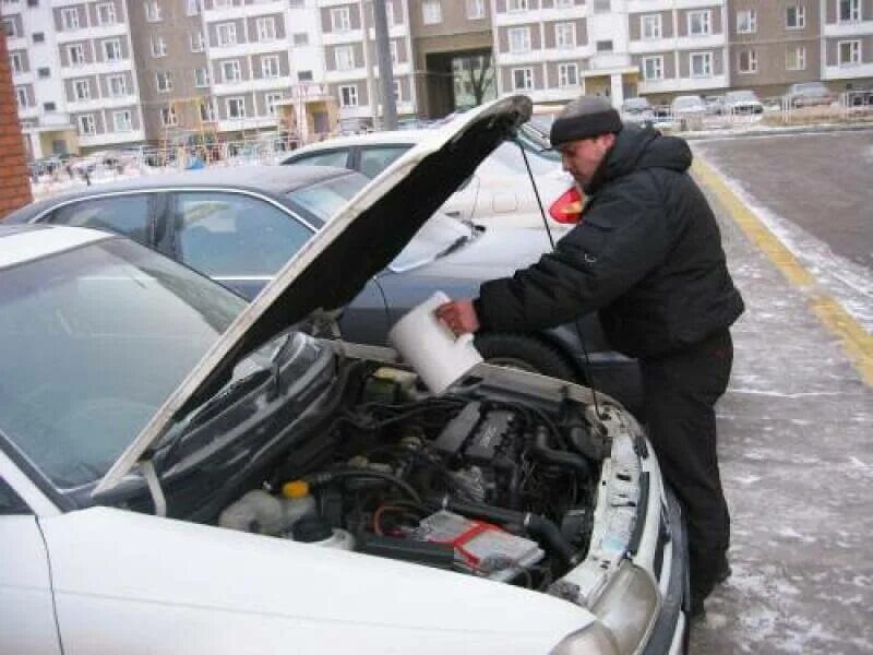 Запуск двигателя автомобиля зимой. Запуск двигателя в Мороз. Автомобиль заводится. Прогретый автомобиль зимой. Можно заводить на газу