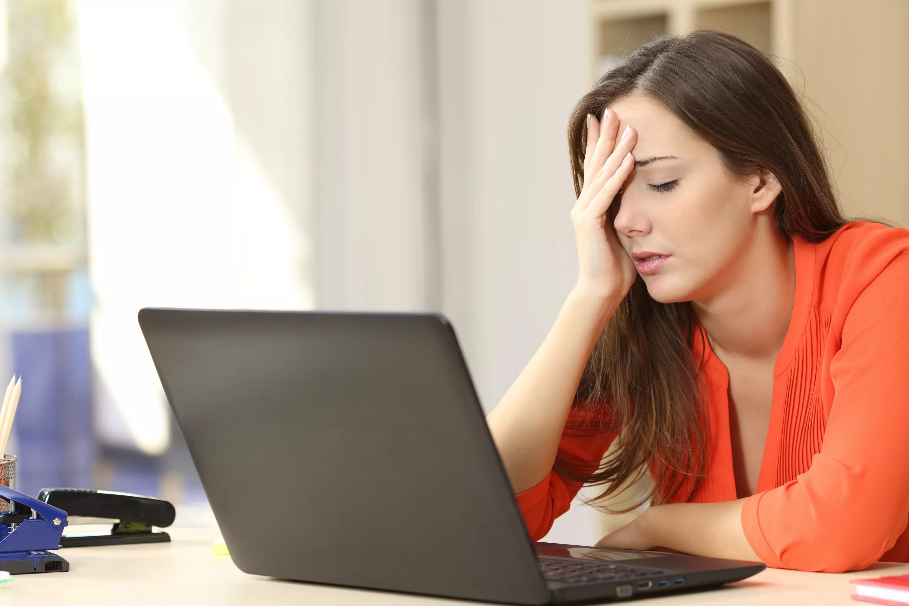 Work badly. Стресс за компьютером. Женщина в стрессе. Уставшая женщина за компьютером. Усталость за компьютером.