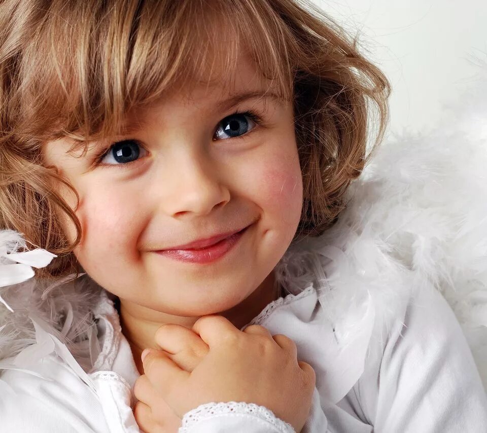 эмоция спокойствие. послушный мальчик. дети с разными характерами. спокойный ребенок. красивые малыши.