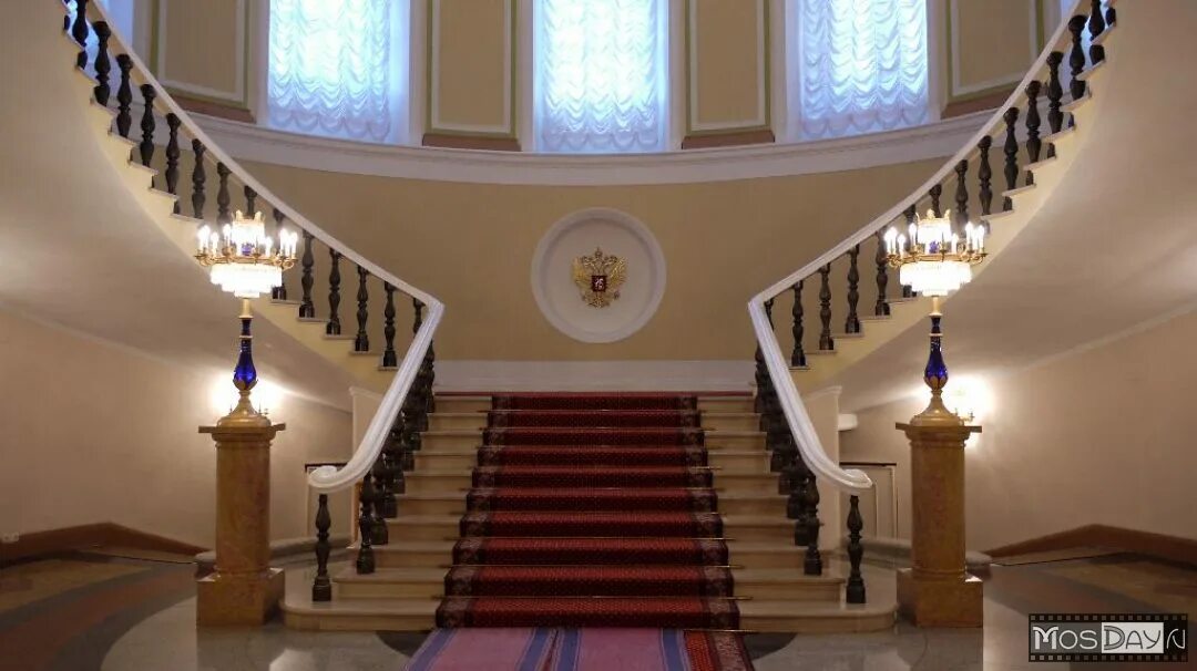 Сенатский дворец московского кремля. Интерьеры сенатского дворца в кремле. Сенат лестница. Сенат лестница. Долмабахче стамбул лестница.