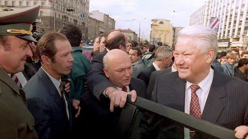 1400 ельцин. Путч 1993 Ельцин. Лужков 1993. Августовский путч Ельцин.