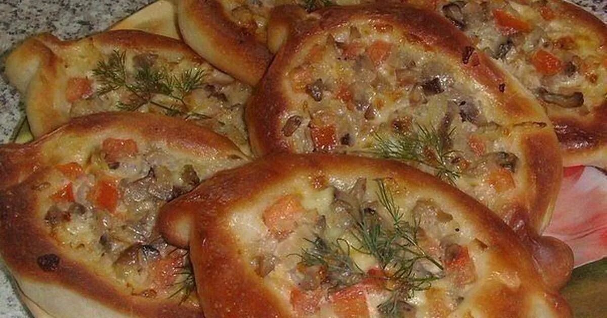 Пирожки с сырной начинкой. Пирожки из дрожжевого теста. Лодочки с мясом из дрожжевого теста. Пирожки лодочки с начинкой.