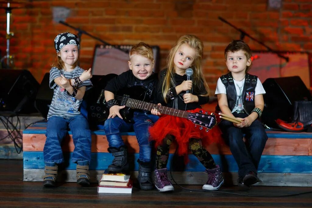 Детские группы песни слушать. Выпускной в детском саду в стиле рок. Выпускной в детском саду в рокерском стиле. Детские рок группы.