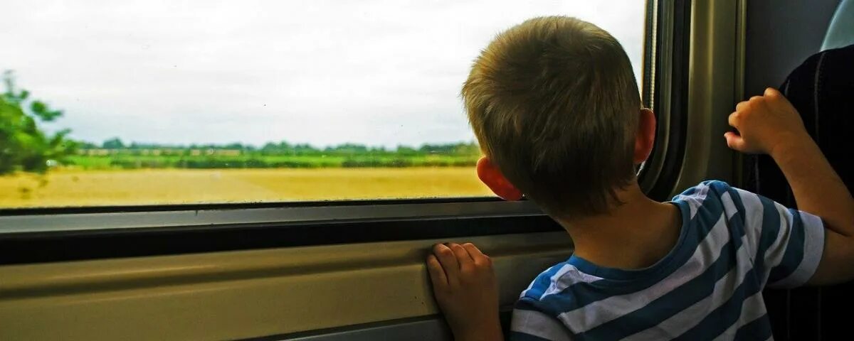 Проезд детей до 7 лет в электричке. Один мальчик. школьный автобус. возвращайтесь домой мальчики. детям до 7 лет проезд бесплатный.