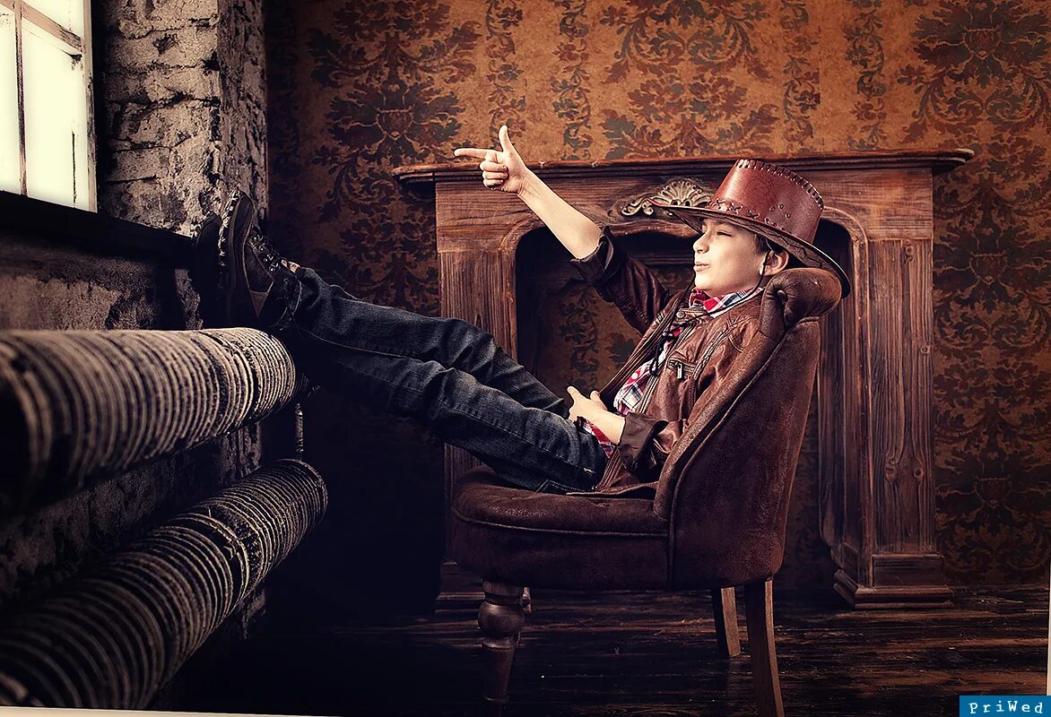 ковбой в баре. аппалуза фильм 2008. за столом сидят ковбой. ковбой за столом. виски вестерн салун.