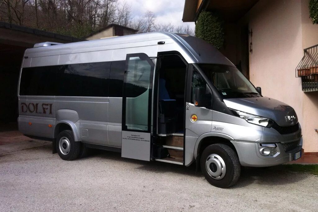 Бус ивеко. Микроавтобус ивеко дейли 2025. iveco daily (20). ивеко дейли турист.