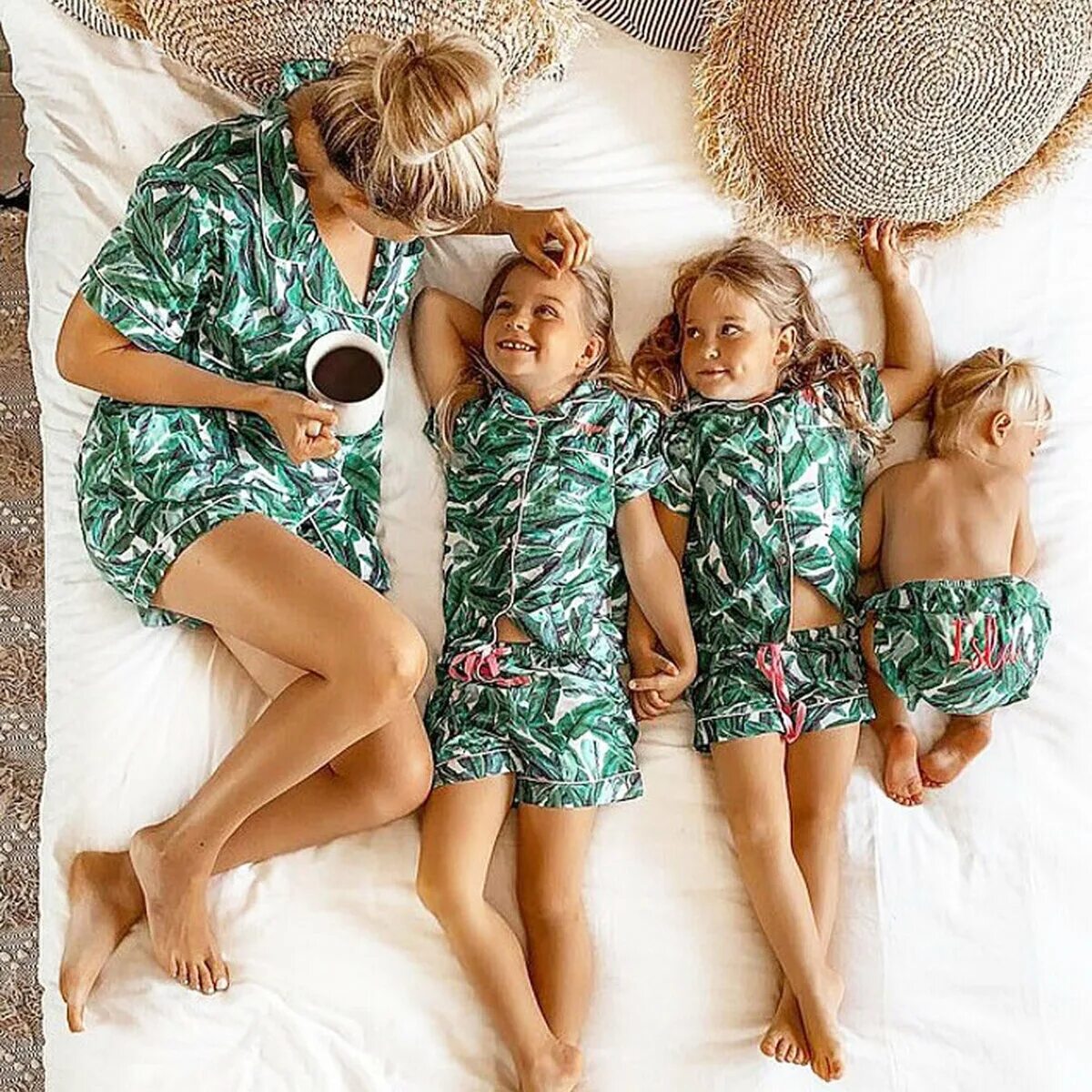 Фотосессия в пижамах с детьми. Фотосессия троих детей. Фотосессия с тремя детьми. Пижама мама и дочка.