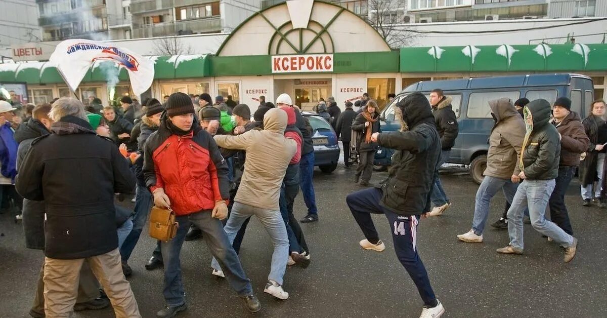 Толпа на рынке. Футбольные хулиганы. Хулиганы на улице.