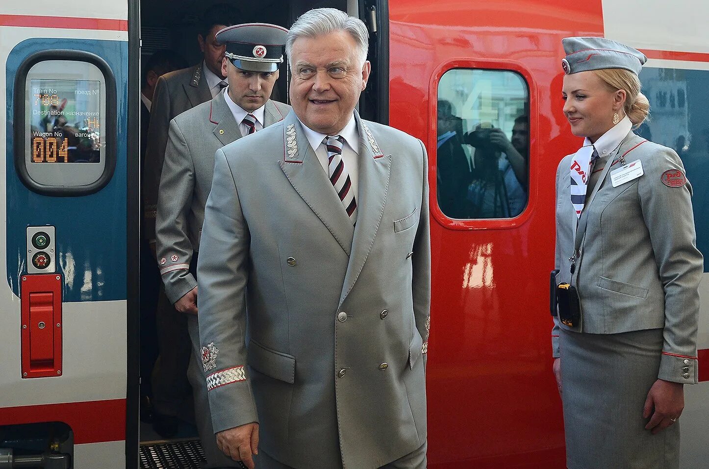 Поезд москва начальник. Поезд москва начальник. Поезд москва начальник. Якунин в форме ржд. Форма начальника поезда.